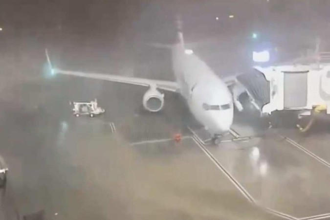 Imagem Ilustrando a Notícia: Avião é carregado com a força do vento em aeroporto dos Estados Unidos