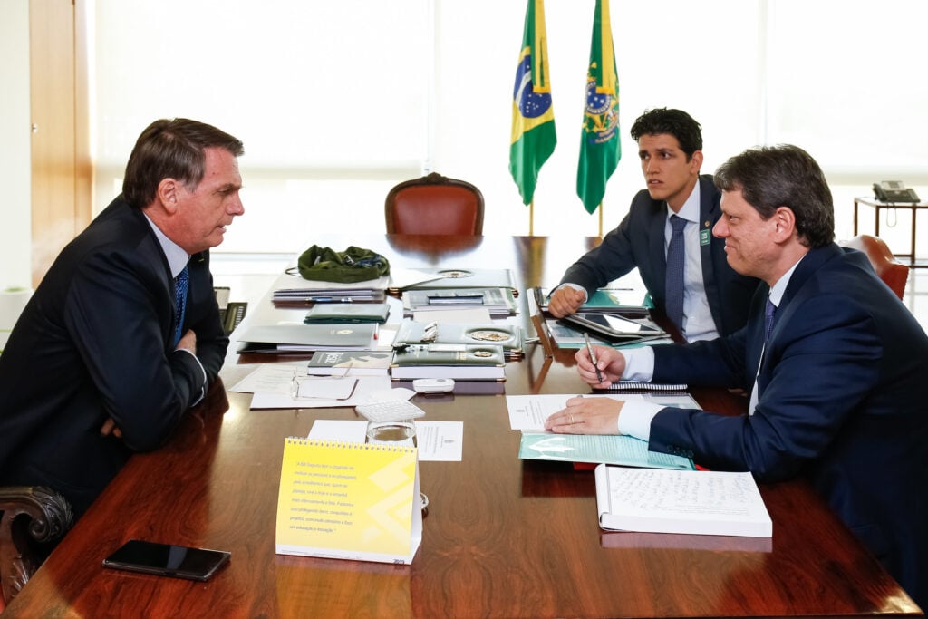 Imagem Ilustrando a Notícia: Tarcísio de Freitas desconversa sobre filiação ao PL de Bolsonaro