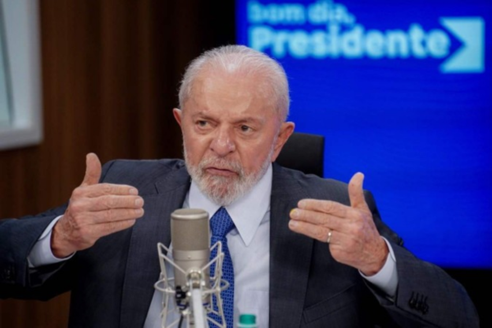 Imagem Ilustrando a Notícia: Lula sanciona nova lei que veta multas para quem não pagar novo DPVAT