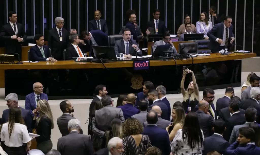 Imagem Ilustrando a Notícia: Congresso mantém veto de Bolsonaro à Lei em Defesa da Democracia