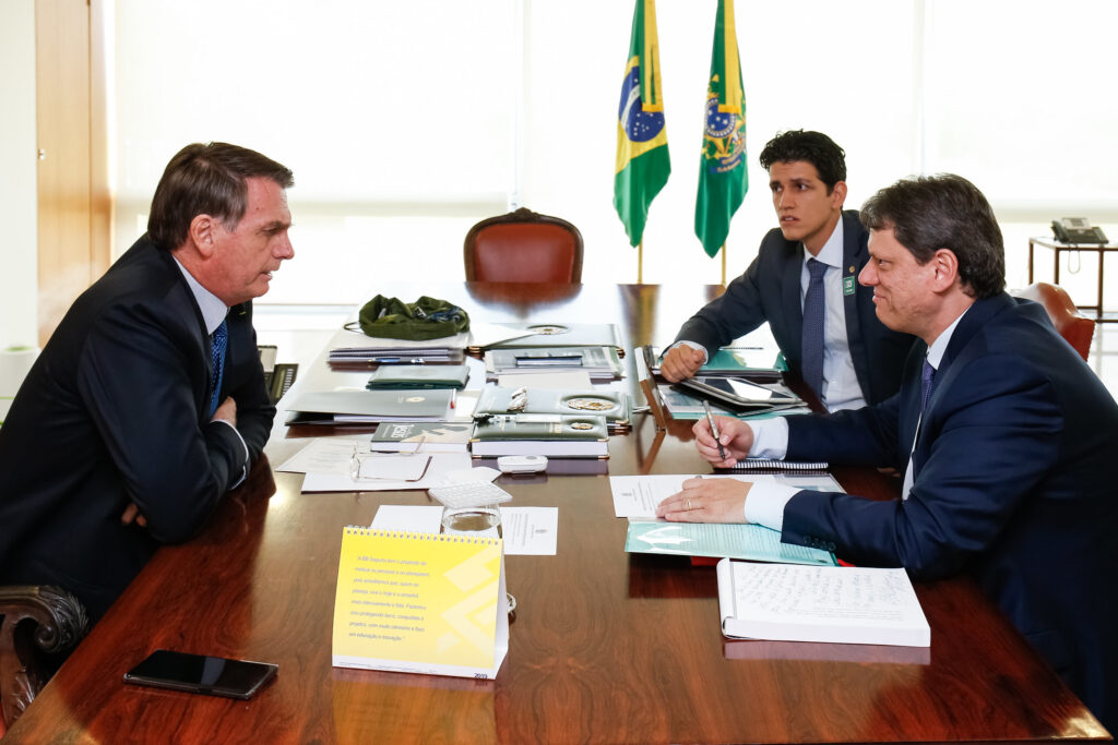 Imagem Ilustrando a Notícia: Presidente do PL afirma que Tarcísio vai se filiar ao partido de Bolsonaro