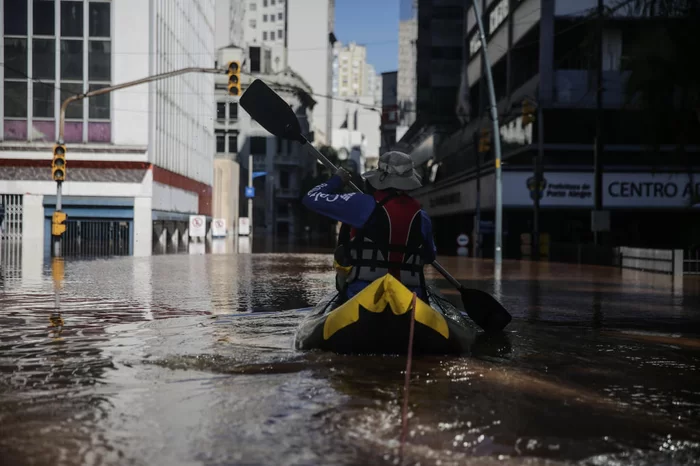 Imagem Ilustrando a Notícia: Repórter treme ao navegar por ruas alagadas do RS em clima de terror
