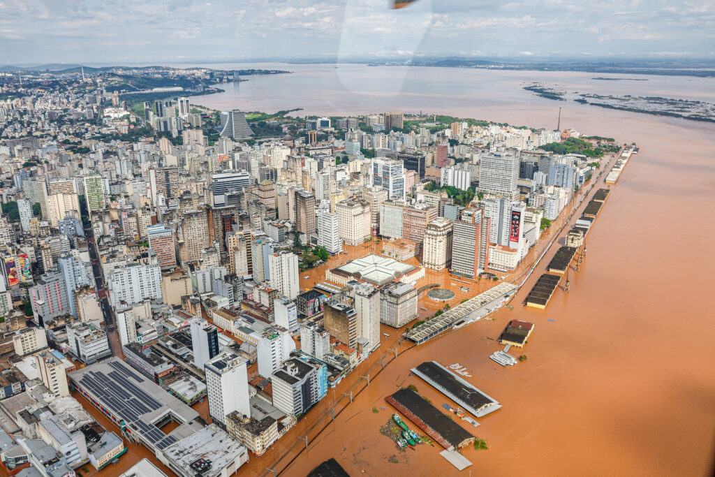 Imagem Ilustrando a Notícia: Cerca de 70 mil casas estão submersas em Canoas, diz prefeito