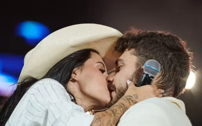 Imagem Ilustrando a Notícia: Gustavo Mioto e Ana Castela protagonizam beijo apaixonado durante show na Pecuária