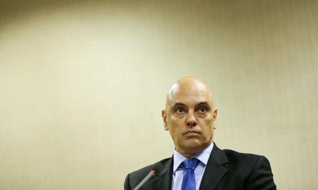 Imagem Ilustrando a Notícia: Alexandre de Moraes se despede do TSE em mandato mais turbulento da história