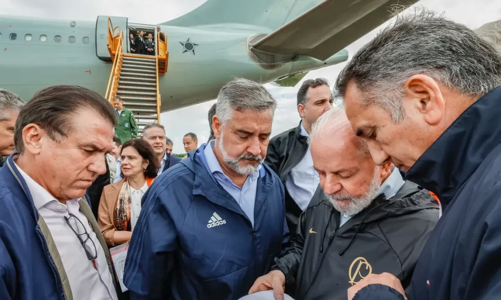 Imagem Ilustrando a Notícia: Lula tira chefes de poderes de gabinetes para entender tragédia brasileira 