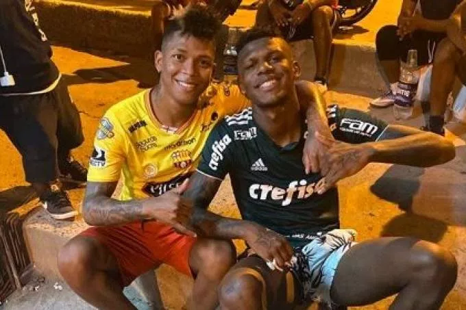 Imagem Ilustrando a Notícia: Arboleda, o jogador do São Paulo punido após ser flagrado usando camisa do Palmeiras