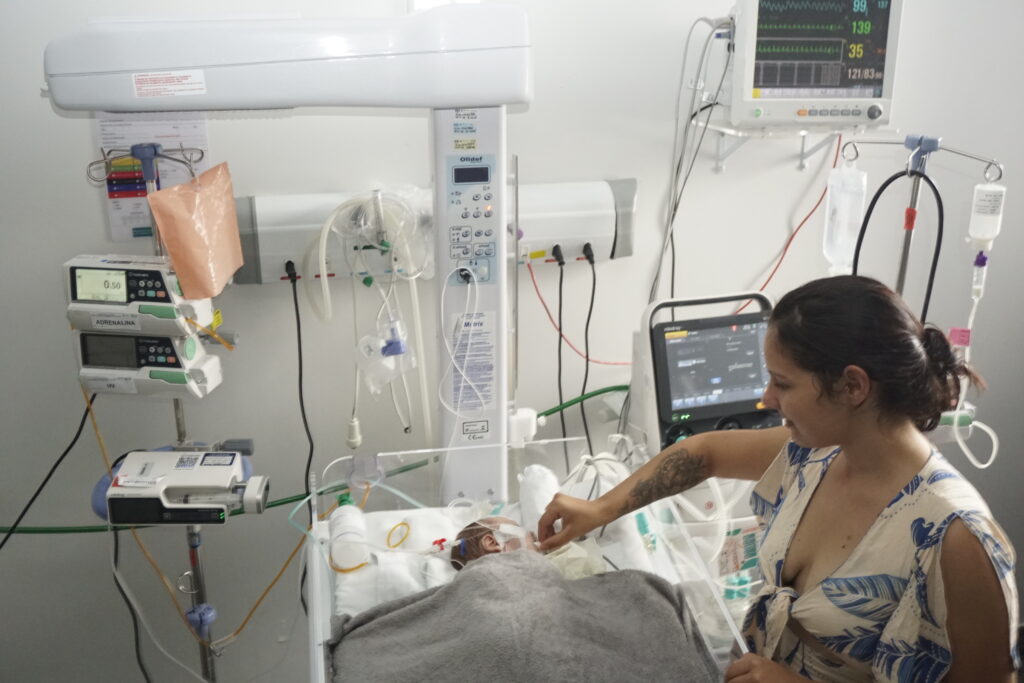 Imagem Ilustrando a Notícia: Bebês lutam para sobreviver em UTIs em meio à crise de doenças respiratórias