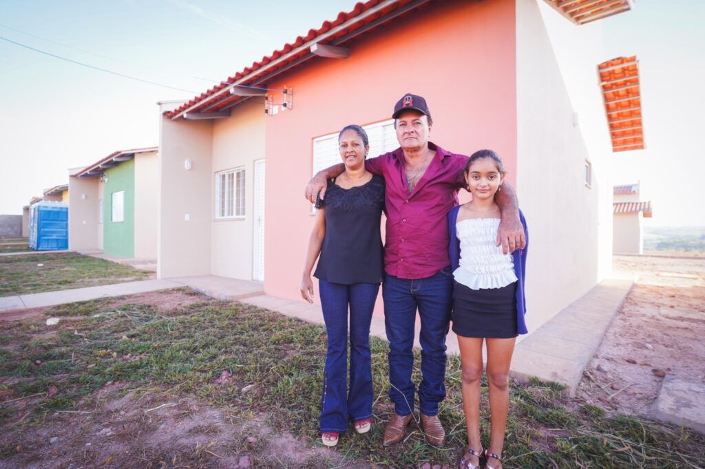 Imagem Ilustrando a Notícia: Governo de Goiás entrega casa para famílias em Davinópolis