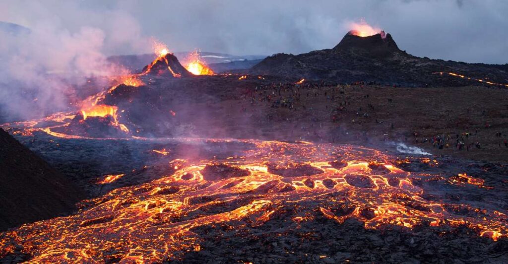Imagem Ilustrando a Notícia: Após 800 anos em inatividade, vulcão na Islândia entra em erupção pela 5ª vez
