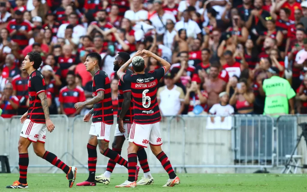 Imagem Ilustrando a Notícia: Flamengo confirma lesão de jogador titular do elenco