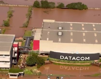 Imagem Ilustrando a Notícia: Moradores abrigados na Datacom, em Eldorado do Sul, começam a ser retirados em segurança