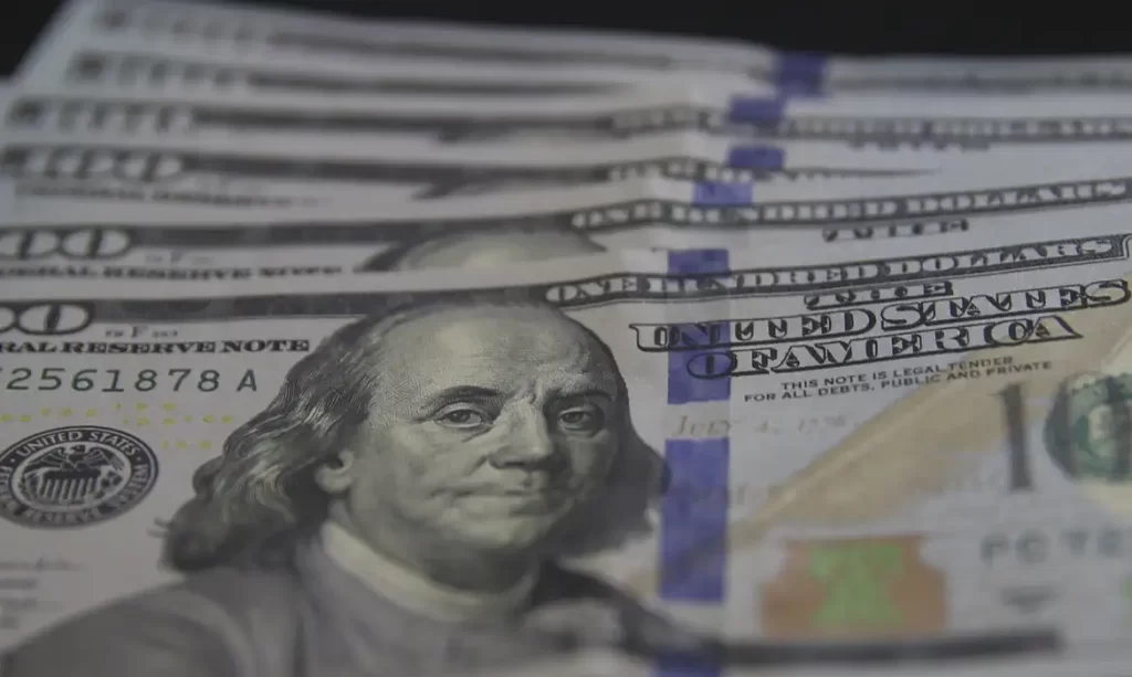 Imagem Ilustrando a Notícia: Dólar dispara e bolsa despenca após sinalizações do BC norte-americano