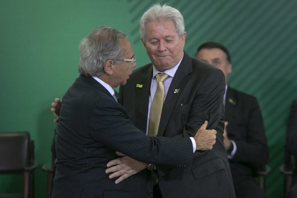 Imagem Ilustrando a Notícia: Ex-presidente do Banco do Brasil se filia ao Novo e tenta atrair Paulo Guedes para o partido