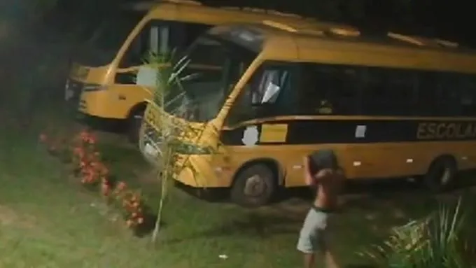 Imagem Ilustrando a Notícia: Adolescentes furtam ônibus escolar e dirigem por mais de 50 km em Goiás