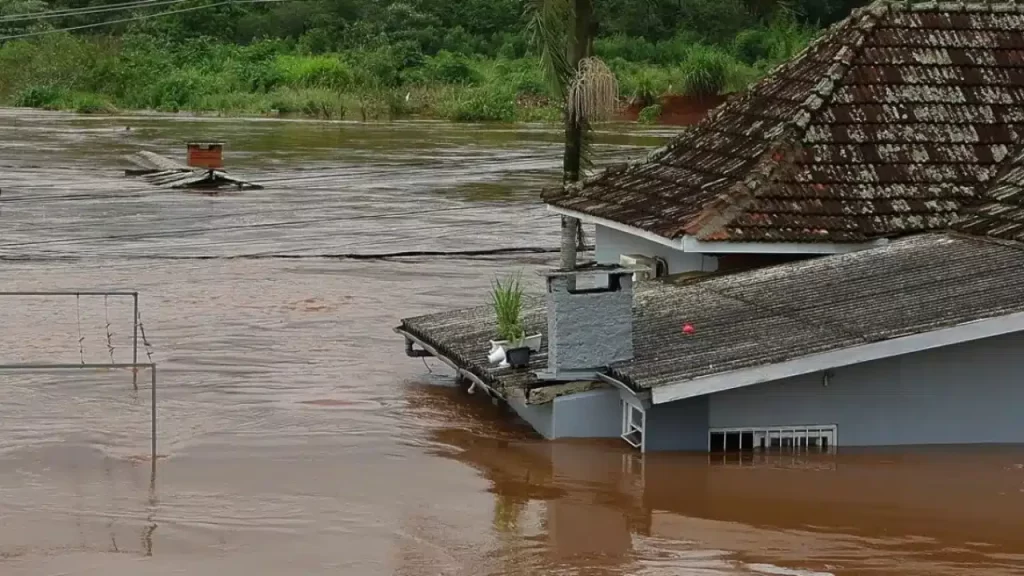 Imagem Ilustrando a Notícia: Equipe de reportagem do SBT fica isolada durante catastrófico temporal no Rio Grande do Sul; veja vídeo