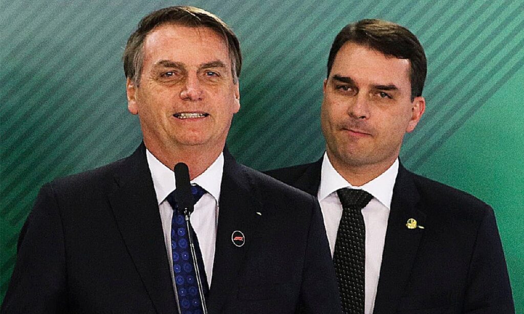 Imagem Ilustrando a Notícia: Jair Bolsonaro pode lançar um dos filhos como candidato a presidente em 2026?