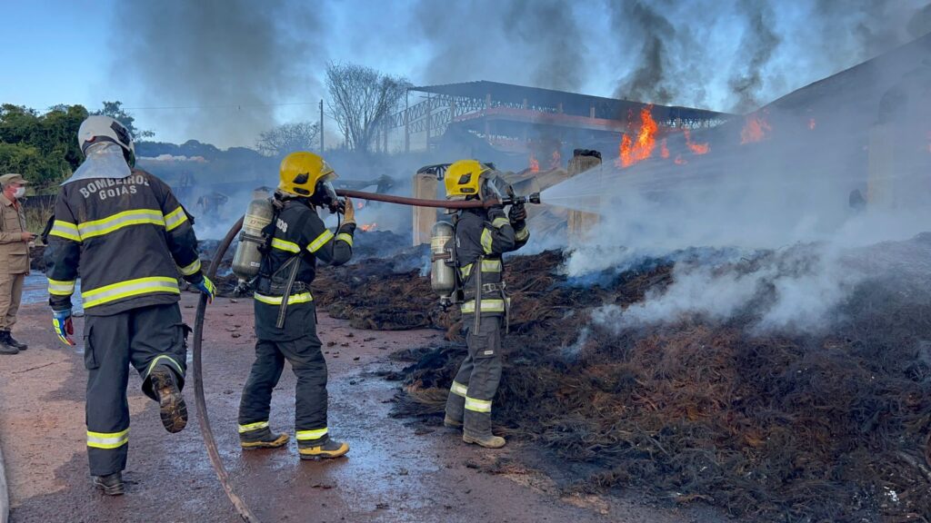 Imagem Ilustrando a Notícia: Bombeiros utilizaram cerca de 100 mil litros de água em incêndio no Senador Canedo