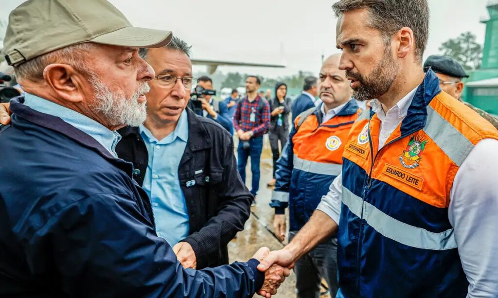Imagem Ilustrando a Notícia: Presidente Lula visita cidade com mais mortes por chuvas no RS; ele se encontra com governador Eduardo Leite