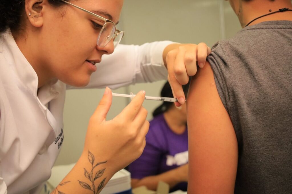 Imagem Ilustrando a Notícia: Prefeitura de Goiânia amplia vacinação contra a dengue para crianças e adolescentes a partir de segunda-feira
