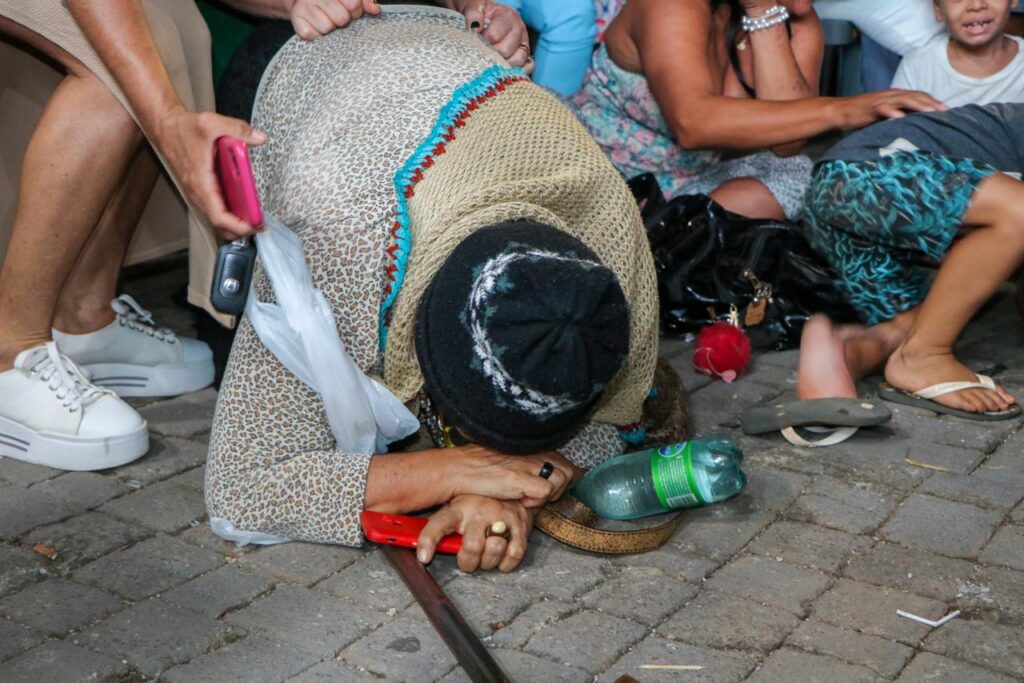 Imagem Ilustrando a Notícia: Mulher ajoelha e chora em sorteio de casas a custo zero em Senador Canedo