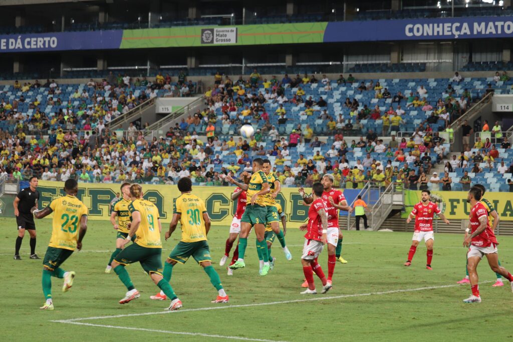Imagem Ilustrando a Notícia: Após classificação suada na Copa Verde, técnico do Vila Nova afirma que irá “corrigir os erros” para a final 