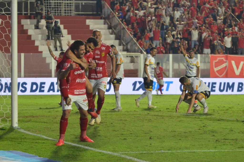 Imagem Ilustrando a Notícia: Com gol nos acréscimos, Vila Nova vence Novorizontino por 2 a 1, nesta terça-feira (14)