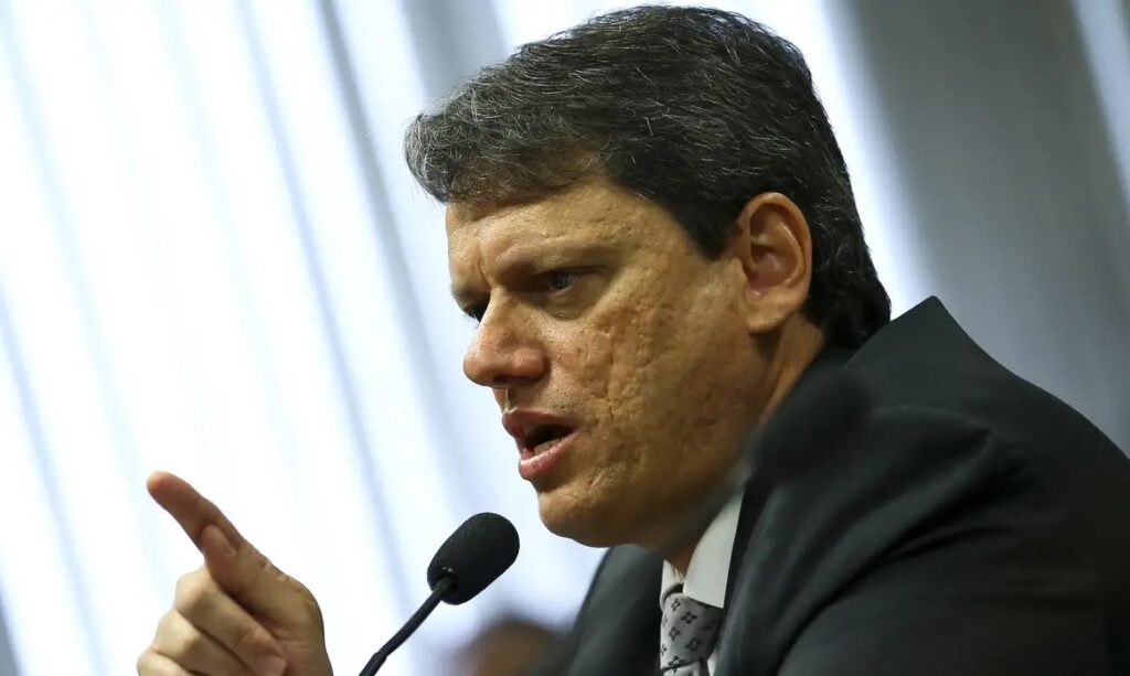 Imagem Ilustrando a Notícia: Tarcísio de Freitas desconversa sobre filiação ao PL de Bolsonaro