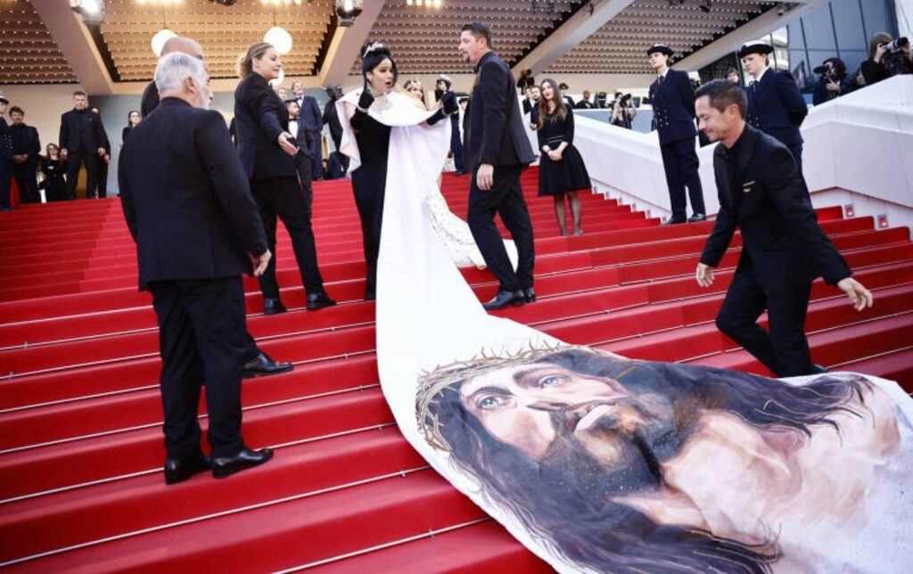 Imagem Ilustrando a Notícia: Atriz é retirada de tapete vermelho ao usar vestido com rosto de Jesus Cristo
