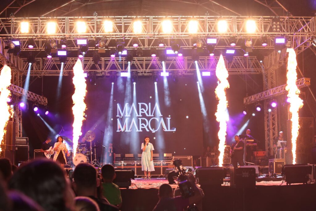 Imagem Ilustrando a Notícia: “Aparecida É Show 2024”: Fenômeno Maria Marçal emociona cerca de 30 mil pessoas no primeiro dia de festa