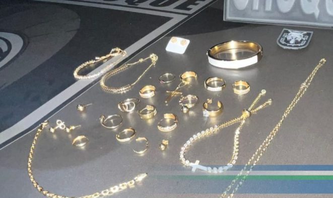 Imagem Ilustrando a Notícia: Doméstica é presa suspeita de furtar joias da patroa em Goiânia