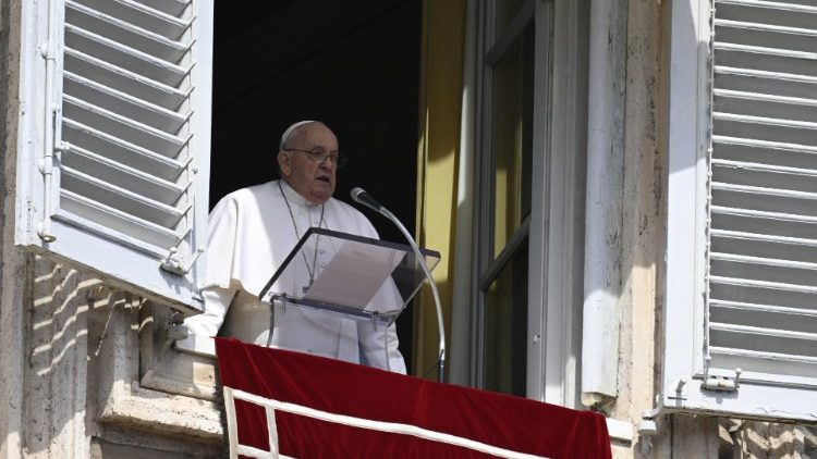 Imagem Ilustrando a Notícia: ‘Que o senhor acolha os defuntos’: Papa ora da janela do apartamento pontifício por gaúchos que sofrem com inundações no RS