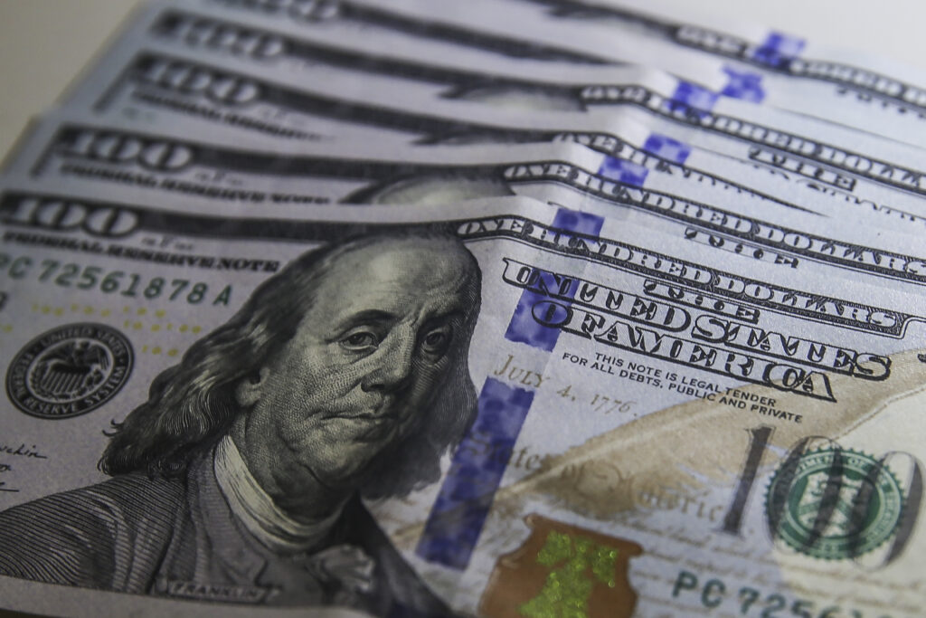 Imagem Ilustrando a Notícia: Dólar fecha abaixo de R$ 5,10 pela primeira vez em três semanas