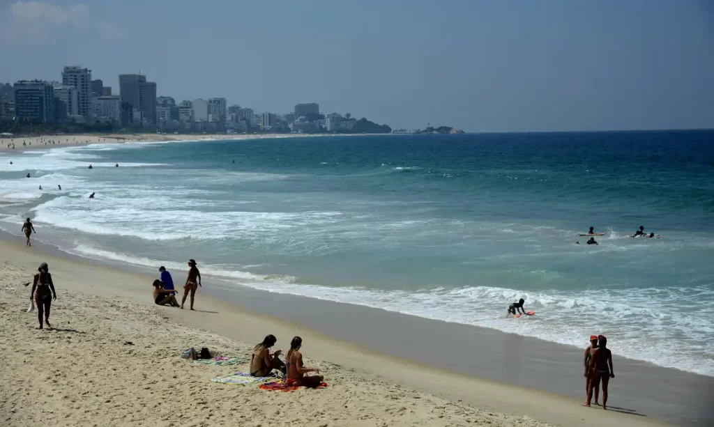 Imagem Ilustrando a Notícia: Senado retoma debate de PEC que pode privatizar praias