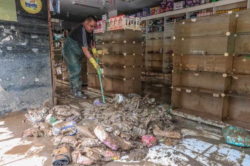 Imagem Ilustrando a Notícia: Porto Alegre é tomada por lixo após água começar a baixar
