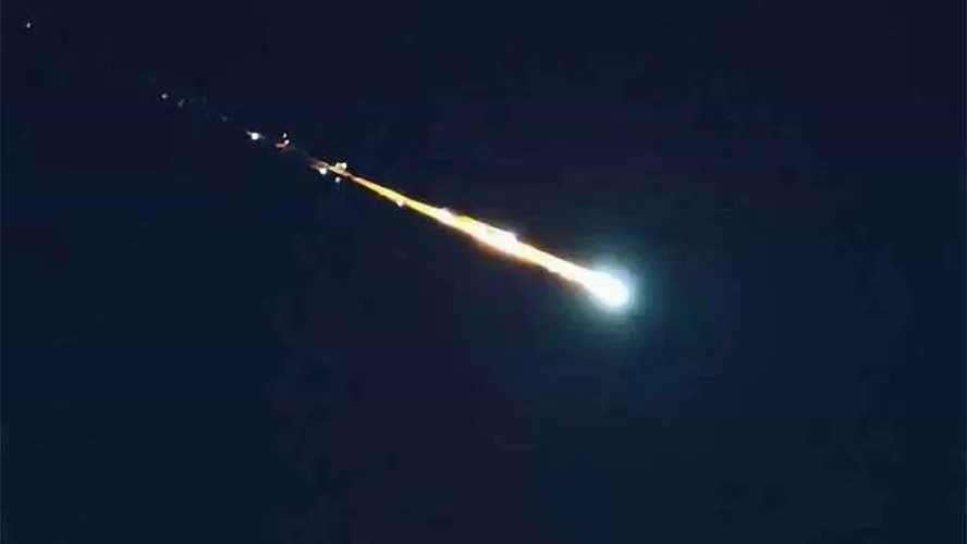 Imagem Ilustrando a Notícia: O que se sabe sobre ‘bola de fogo’, meteoro que invadiu céus de Portugal