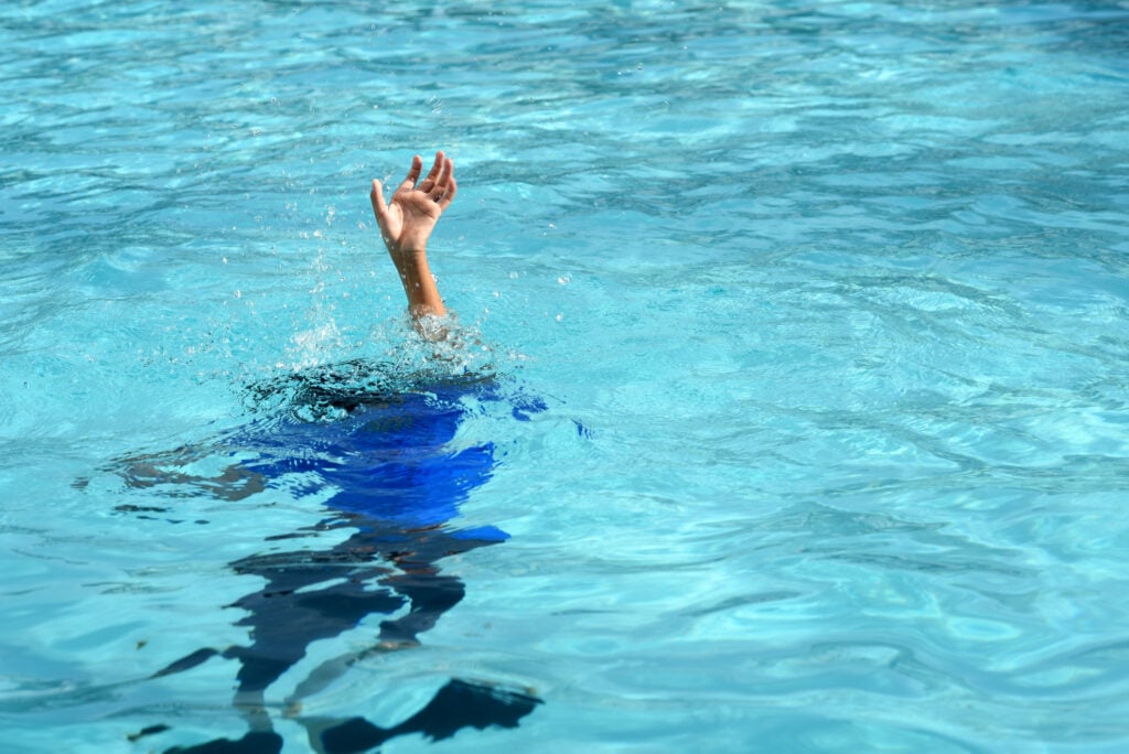 Imagem Ilustrando a Notícia: Criança de 4 anos morre após se afogar em piscina de parque aquático em Trindade