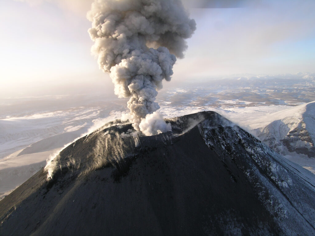 Imagem Ilustrando a Notícia: Gigantes adormecidos: diferenciando vulcões inativos e extintos