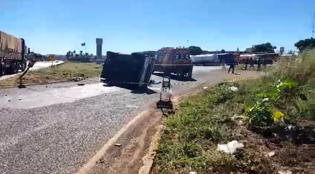 Imagem Ilustrando a Notícia: Acidente entre caminhão e caminhonete mata uma pessoa na BR-452, em Rio Verde