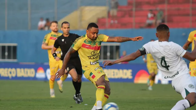 Imagem Ilustrando a Notícia: Goiás vence Brusque por 2 a 0, com gols de Paulo Baya e Marcão