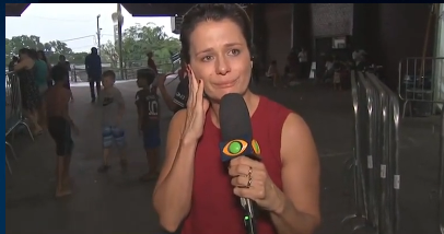 Imagem Ilustrando a Notícia: Crianças do RS contam relatos de sofrimento e emocionam a jornalista Adriana Araújo ao vivo