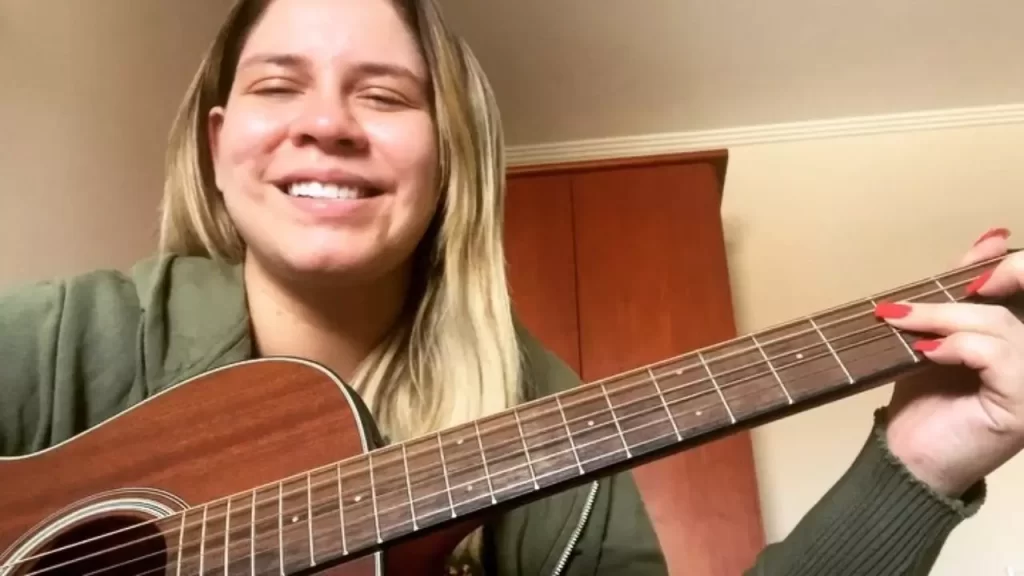 Imagem Ilustrando a Notícia: Família de Marília Mendonça faz rifa de violão da cantora para ajudar RS