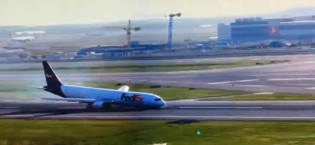 Imagem Ilustrando a Notícia: Avião faz pouso de emergência e arrasta fuselagem na pista; assista