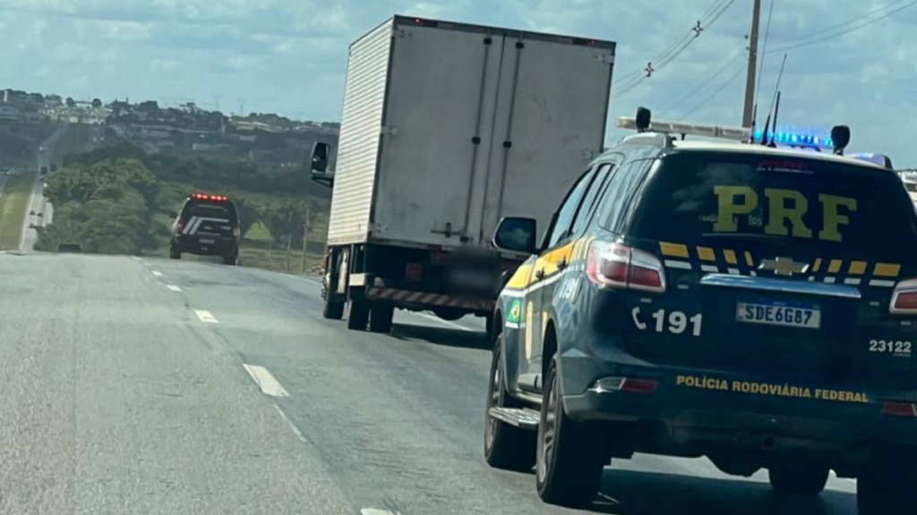 Imagem Ilustrando a Notícia: Polícia Civil e PF apreendem 9º caminhão trasportando peças veiculares ilícitas