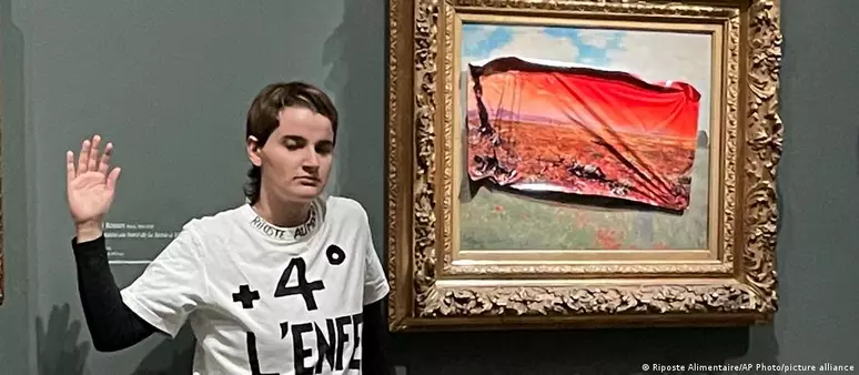 Imagem Ilustrando a Notícia: Ativista é presa após atacar quadro de Monet
