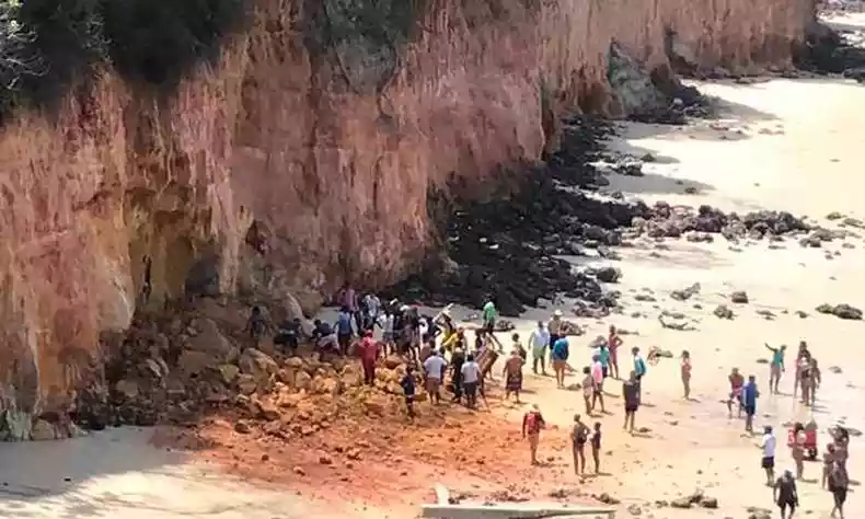 Imagem Ilustrando a Notícia: Carro cai de falésia em Pipa, Rio Grande do Norte; vítima é resgatada