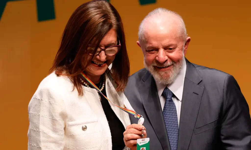 Imagem Ilustrando a Notícia: Lula defende Petrobras lucrativa e líder da transição energética