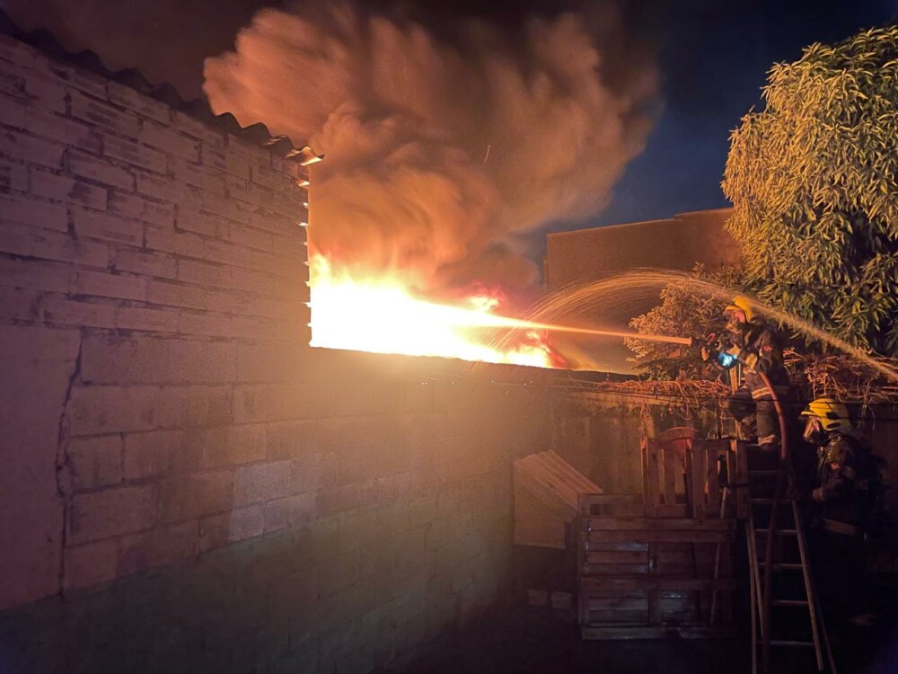 Imagem Ilustrando a Notícia: Incêndio em Goiânia: Chamas destroem 8 ônibus em garagem
