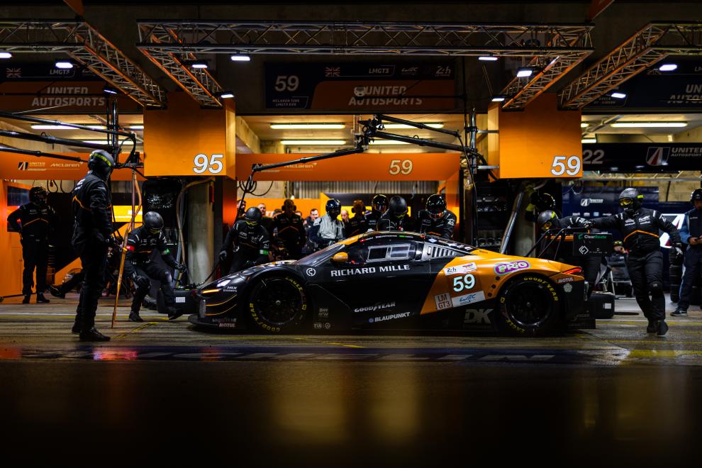 Imagem Ilustrando a Notícia: Nicolas Costa lidera na estreia em Le Mans