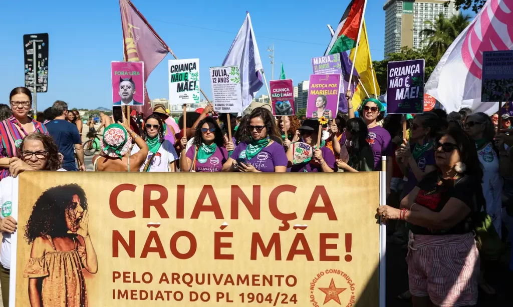 Imagem Ilustrando a Notícia: Com protestos, Câmara deixa PL do Aborto para o 2° semestre